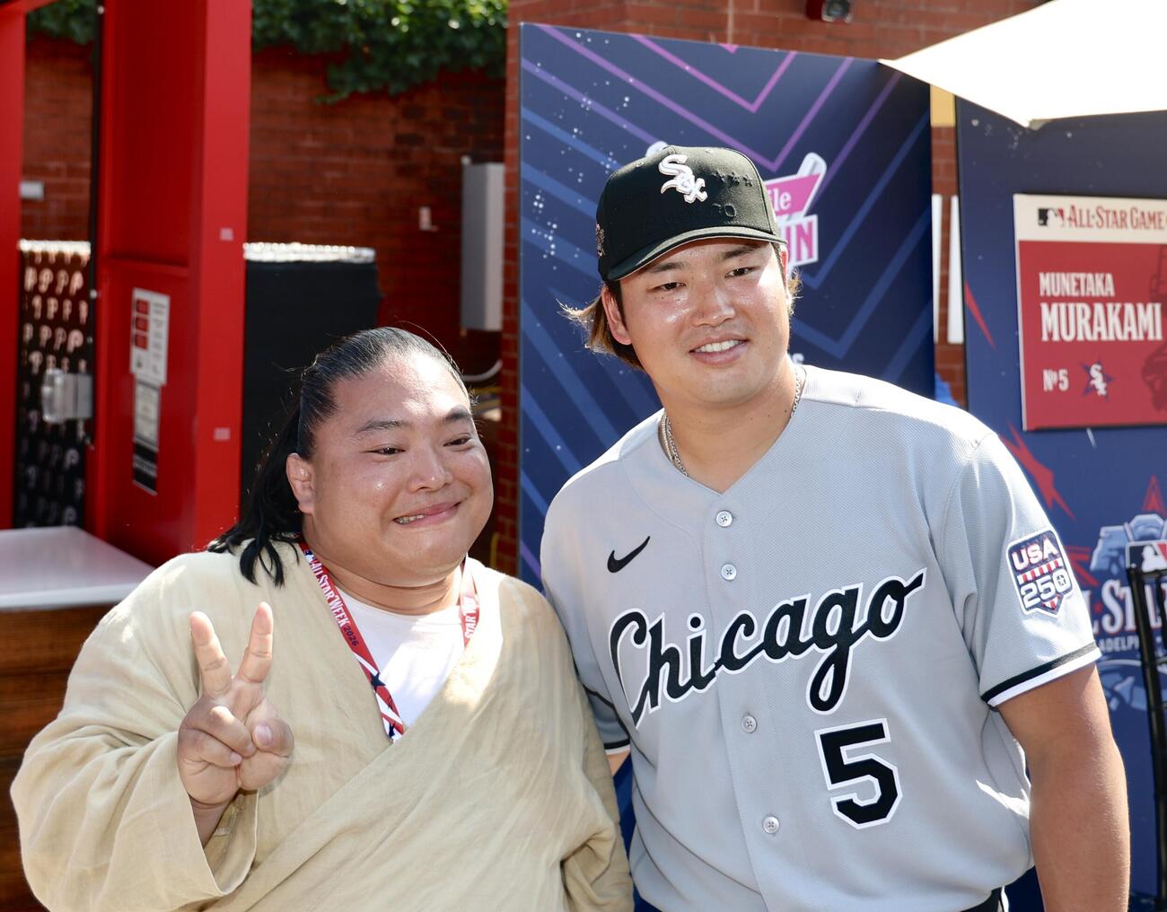 富栄ドラム（左）と写真に納まるホワイトソックス村上宗隆（撮影・河田真司）