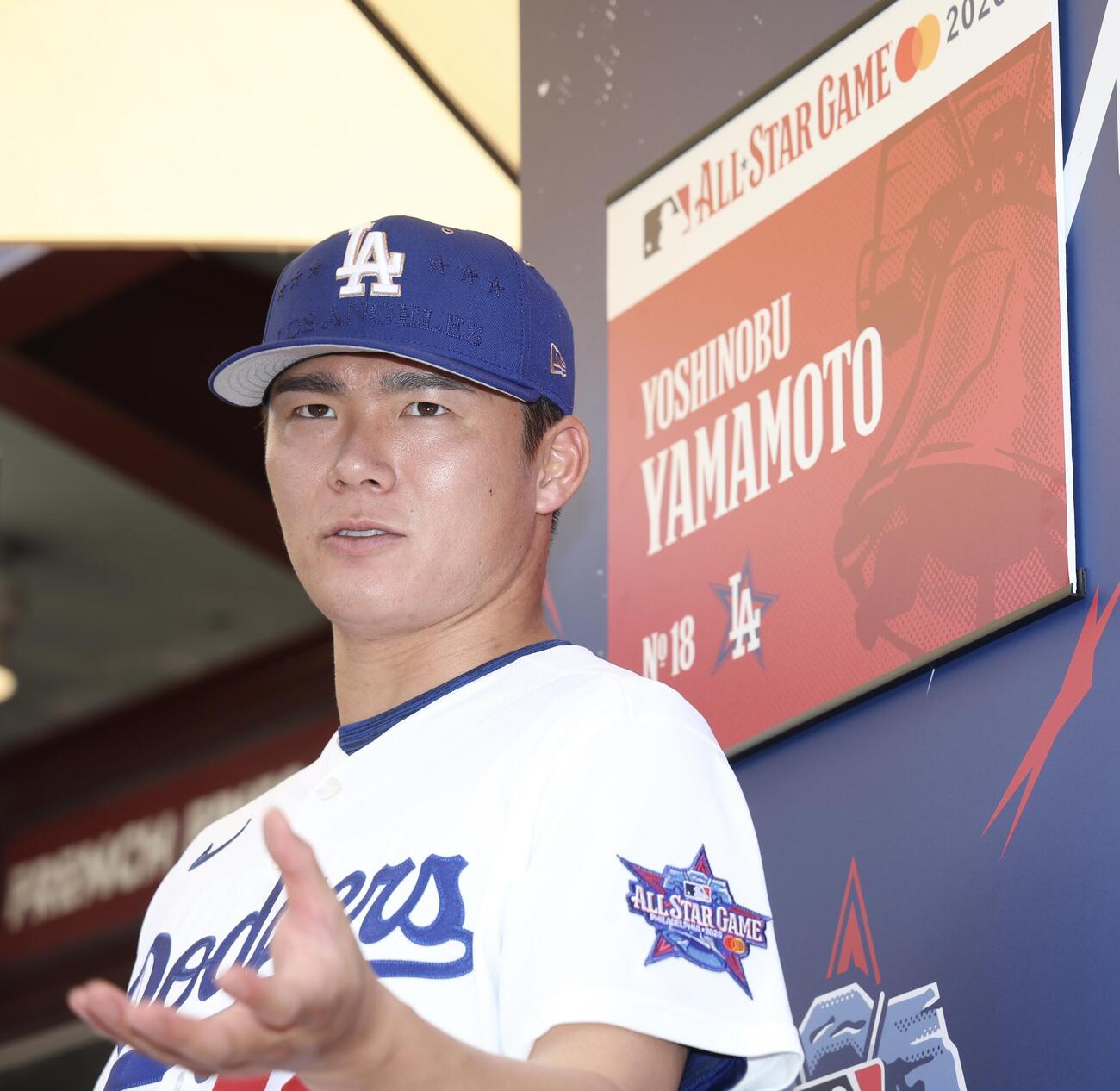 記者の質問に答えるドジャース山本由伸（撮影・河田真司）