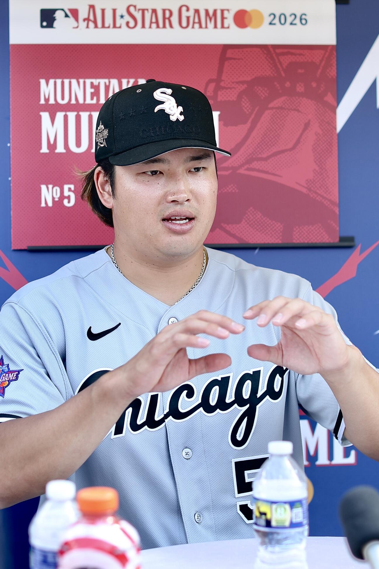 記者の質問に答えるホワイトソックス村上宗隆（撮影・河田真司）