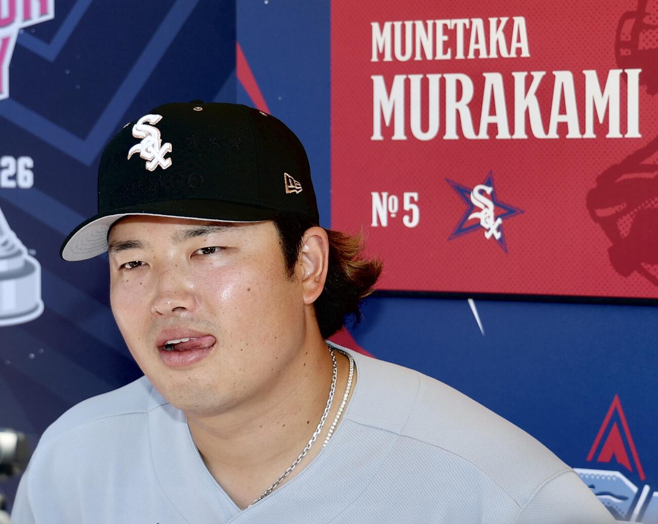 記者の質問に答えるホワイトソックス村上宗隆（撮影・河田真司）