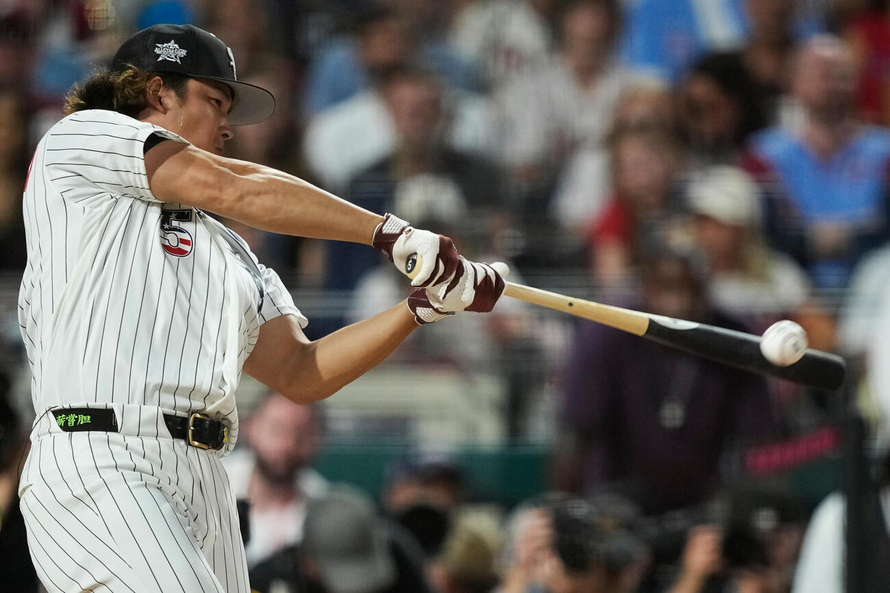 MLBホームランダービーで力強いスイングをするホワイトソックス村上宗隆（AP）