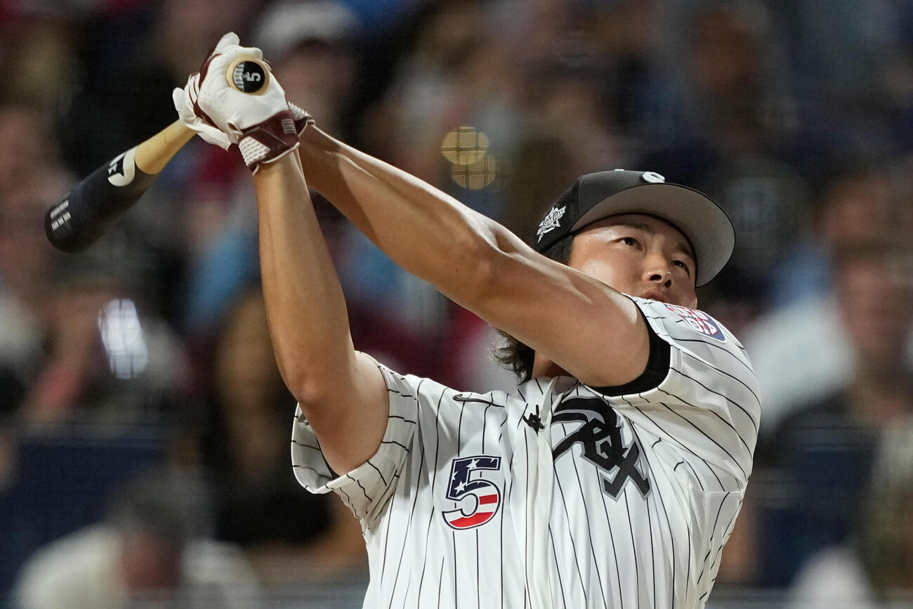 MLBホームランダービーで力強いスイングをするホワイトソックス村上宗隆（AP）