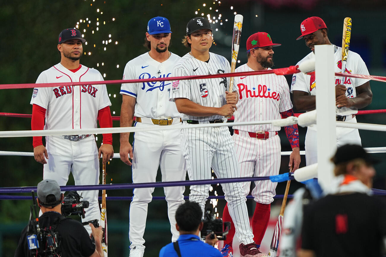 MLBオールスターのホームランダービーに初出場し、リングの上で紹介を受けるホワイトソックス村上宗隆（AP）