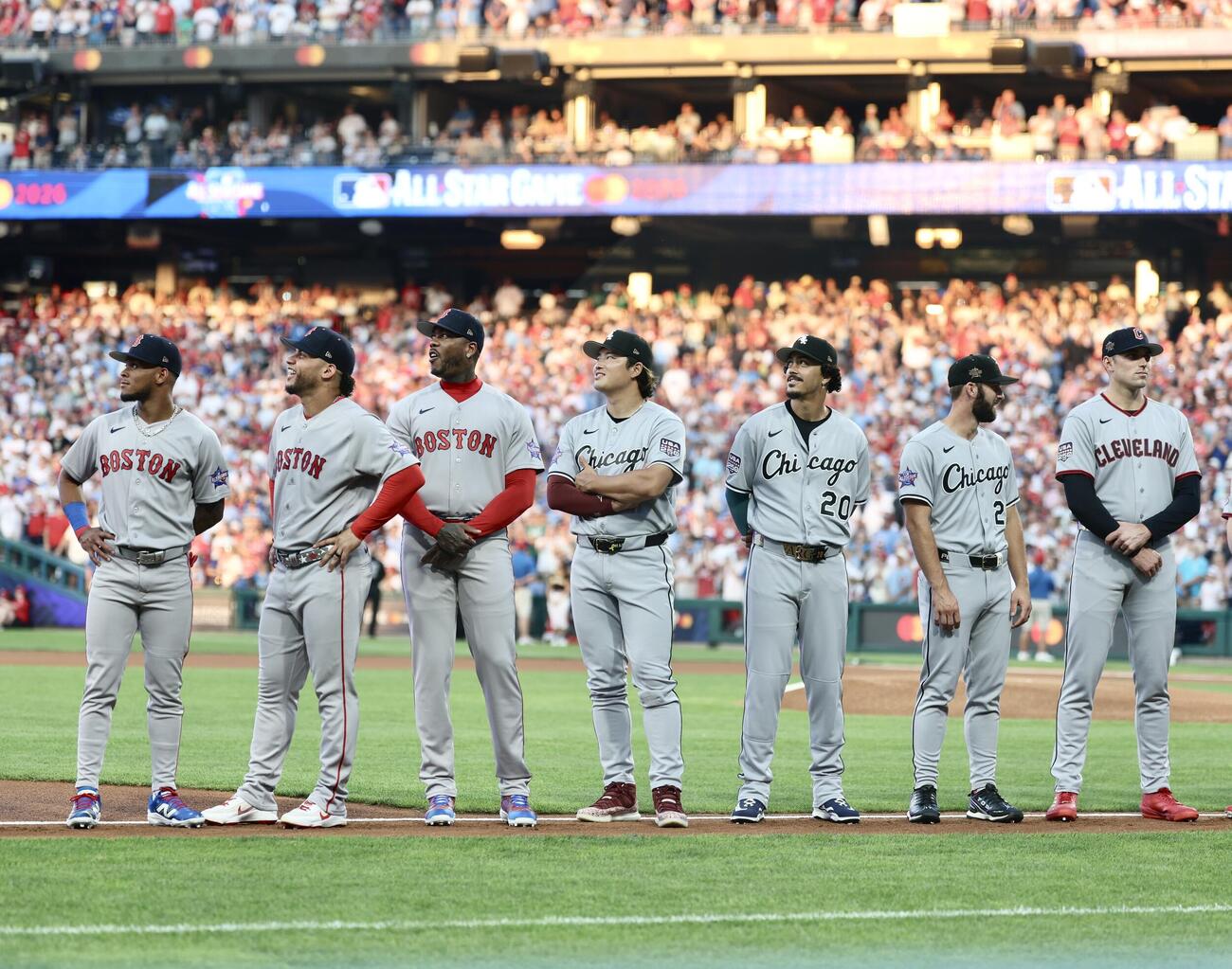 MLBオールスターゲーム　開始前、整列する村上宗隆（左）らア・リーグの選手たち（撮影・河田真司）