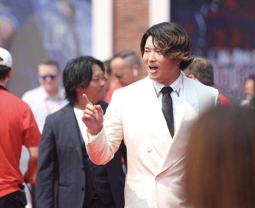 MLBオールスターゲーム2026のレッドカーペットショーに登場するホワイトソックス・村上宗隆(撮影・河田真司)