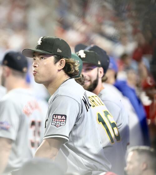 MLBオールスターゲーム ナ・リーグ対ア・リーグ 1回裏、戦況を見守る村上宗隆(撮影・河田真司)