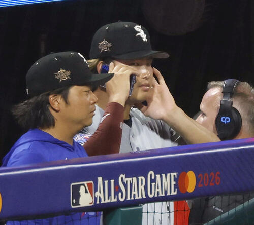 オールスター戦のベンチでスマートフォンを手にするホワイトソックス・村上=フィラデルフィア(共同)