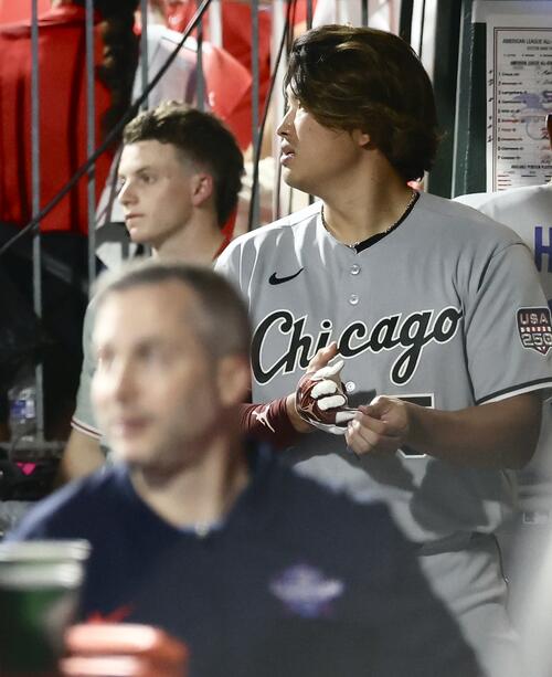 MLBオールスターゲーム ナ・リーグ対ア・リーグ 9回表ア・リーグ無死、空振り三振に倒れベンチに戻る村上宗隆(撮影・河田真司)