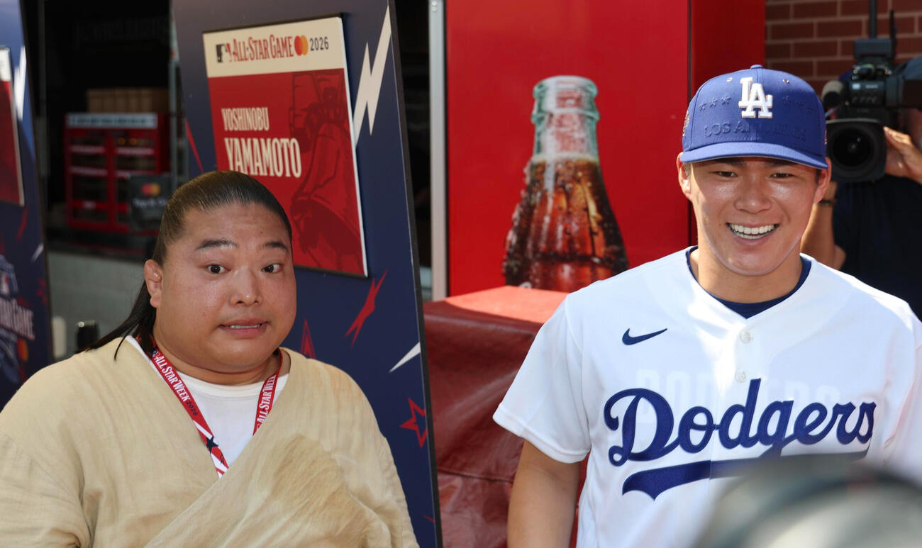 富栄ドラム（左）と言葉を交わすドジャース山本由伸（撮影・河田真司）