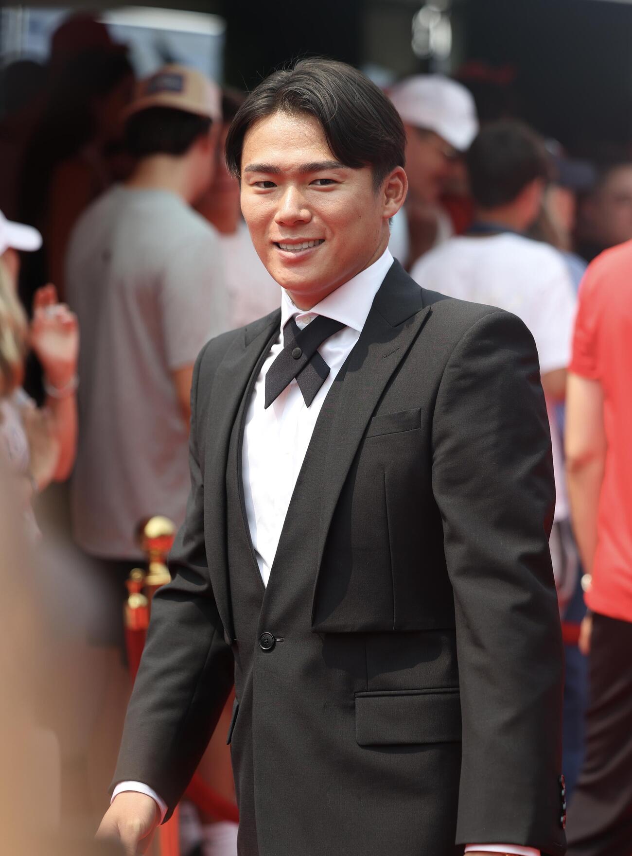 MLBオールスターゲーム2026のレッドカーペットショーに登場するドジャース山本由伸（撮影・河田真司）