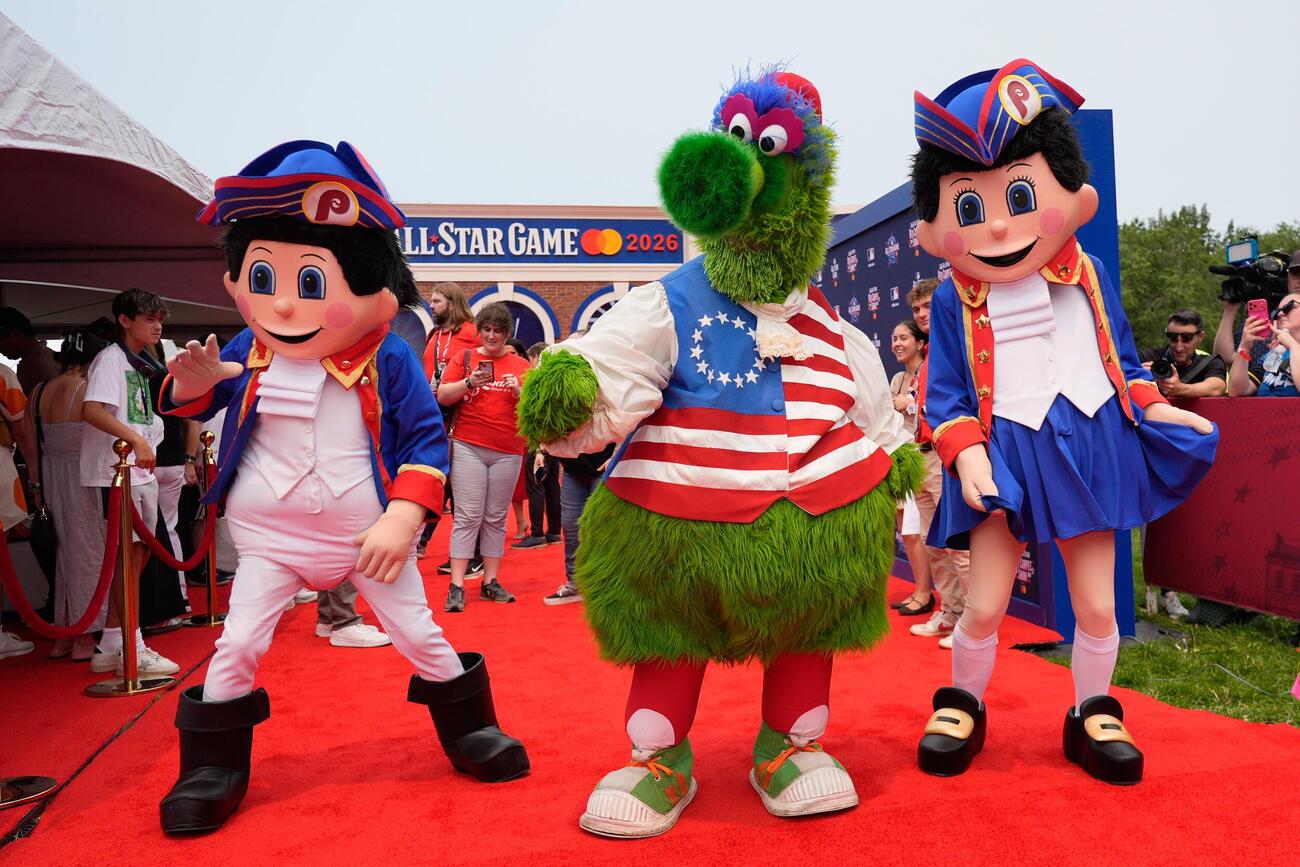 MLBオールスターゲームのレッドカーペットに参加したフィリーズのマスコット「フィリー・ファナティック」（中央）。かつてのマスコット「フィラデルフィア・フィル」「フィラデルフィア・フィリス」（AP）