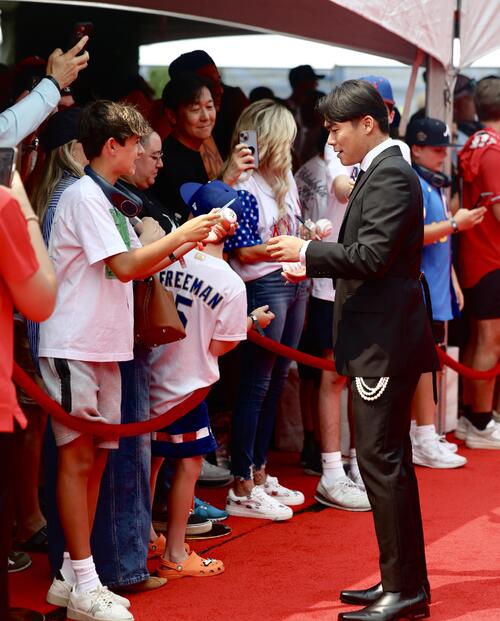 MLBオールスターゲーム2026のレッドカーペットでサインを求められるドジャース・山本由伸(撮影・河田真司)