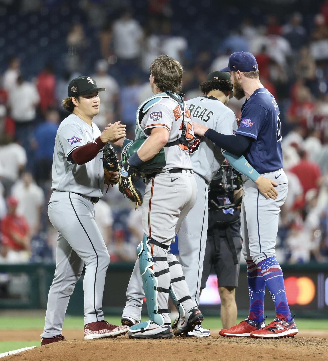 MLBオールスターゲーム　ナ・リーグ対ア・リーグ　ナ・リーグに勝利し、マウンドに集まりたたえ合う村上宗隆（左）（撮影・河田真司）