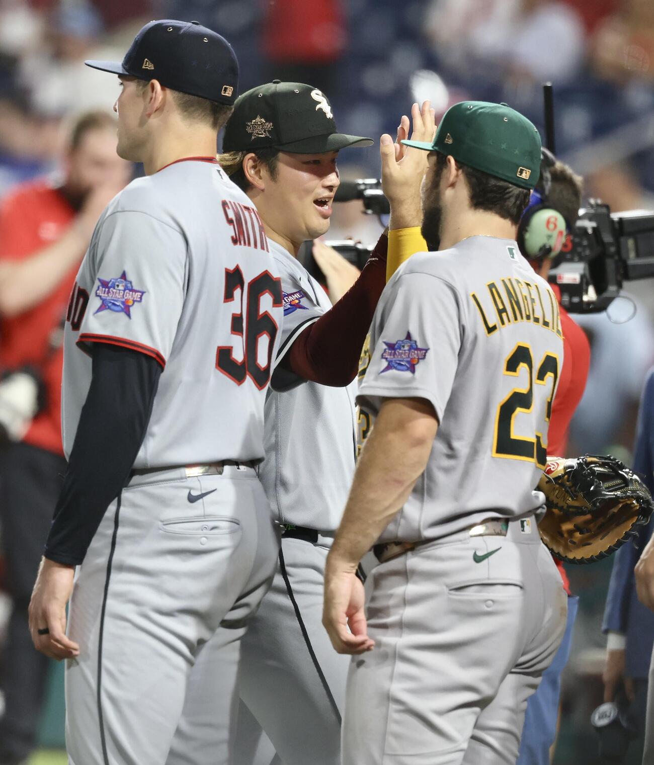 MLBオールスターゲーム　ナ・リーグ対ア・リーグ　ナ・リーグに勝利し、チームメートに迎えられる村上宗隆（撮影・河田真司）