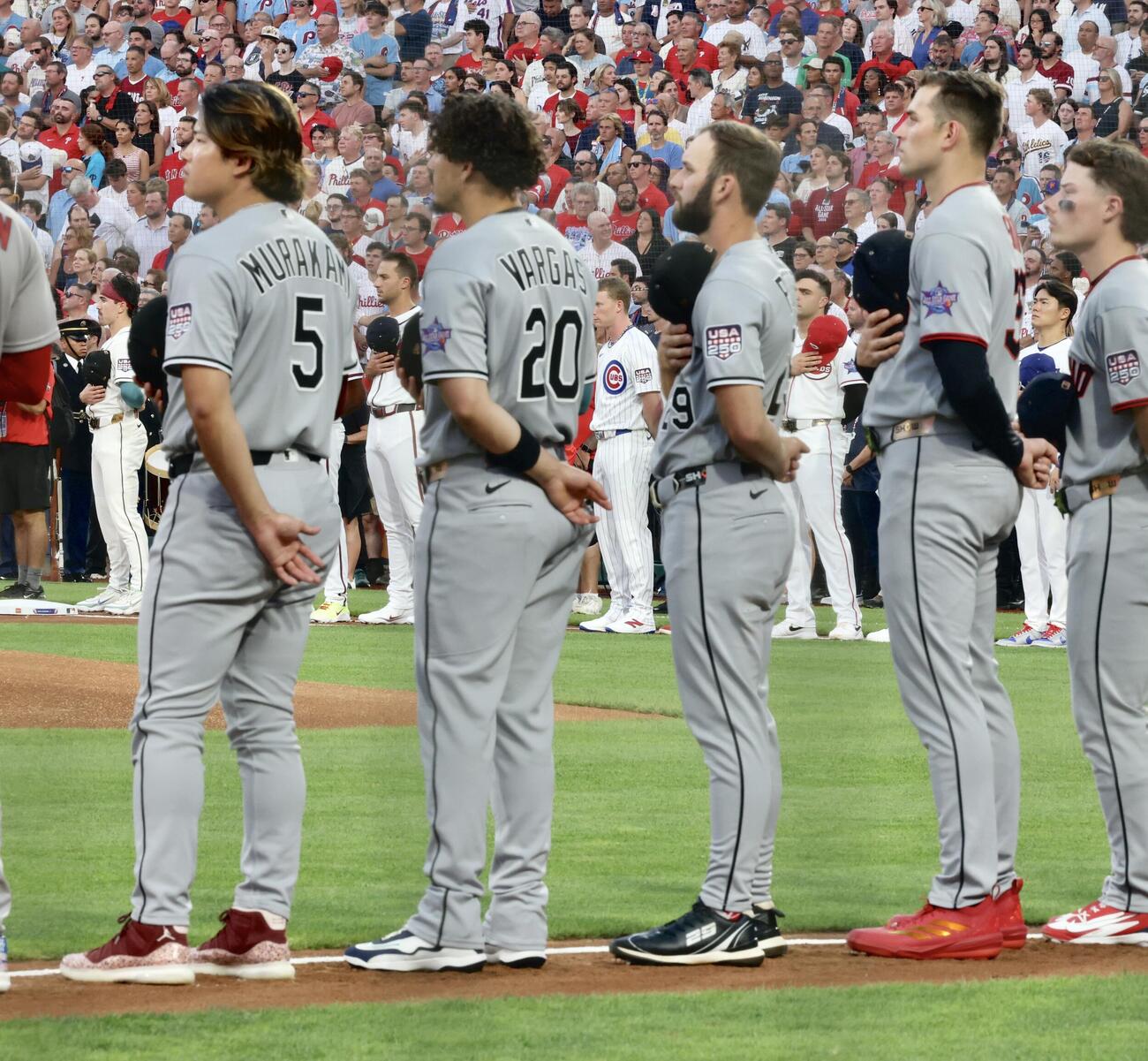 MLBオールスターゲーム　開始前、整列するホワイトソックス村上宗隆（手前左）とドジャース山本由伸（後方右）（撮影・河田真司）