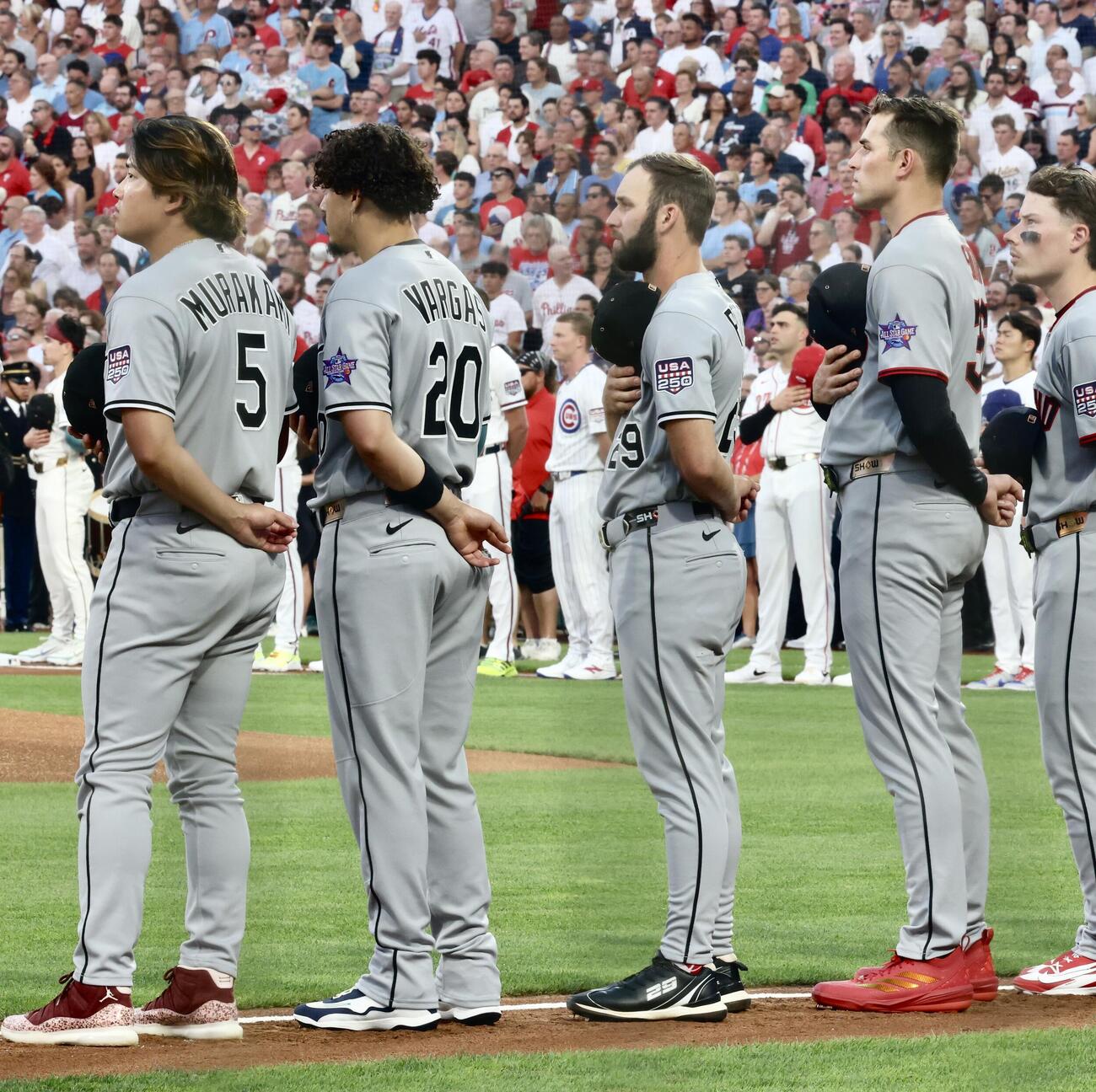 MLBオールスターゲーム　開始前、整列するホワイトソックス村上宗隆（手前左）とドジャース山本由伸（後方右）（撮影・河田真司）