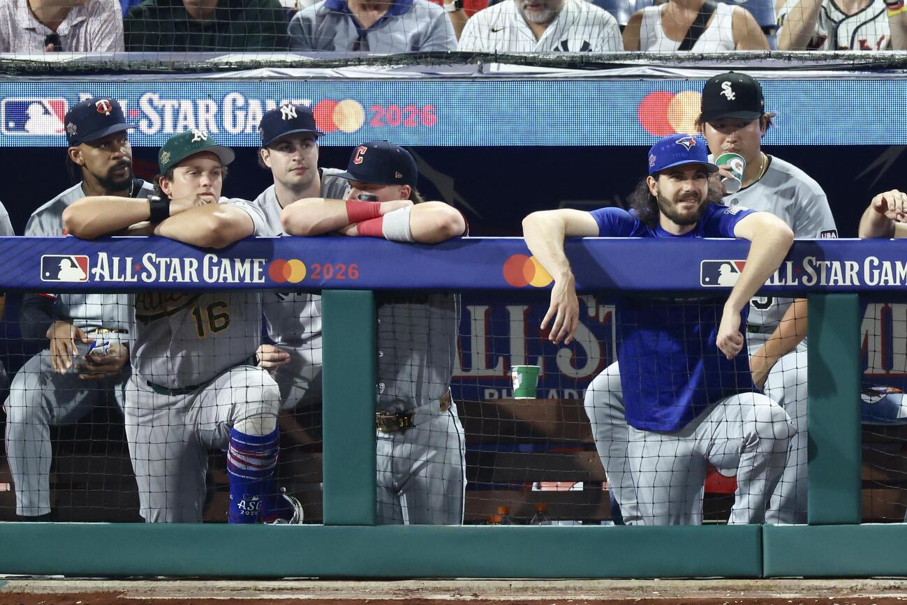 MLBオールスターゲーム　ナ・リーグ対ア・リーグ　4回、戦況を見守る村上宗隆（右）（撮影・河田真司）