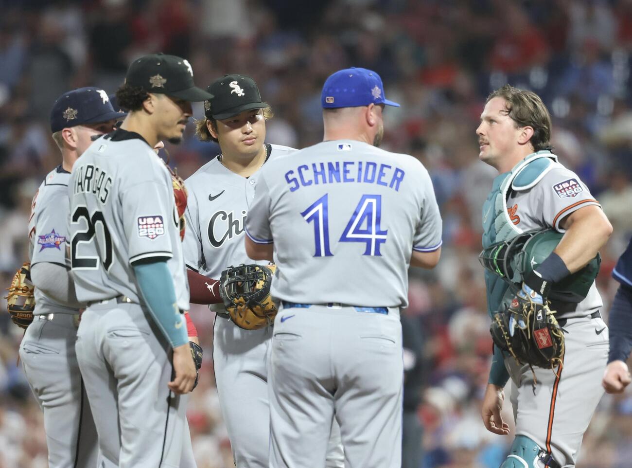 MLBオールスターゲーム　ナ・リーグ対ア・リーグ　7回裏、マウンドに集まる村上宗隆（中央）（撮影・河田真司）