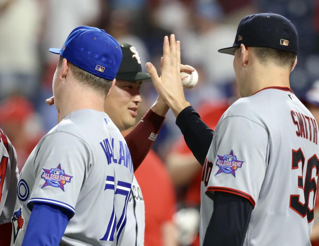 MLBオールスターゲーム　ナ・リーグ対ア・リーグ　ナ・リーグに勝利し、チームメートに迎えられる村上宗隆（撮影・河田真司）
