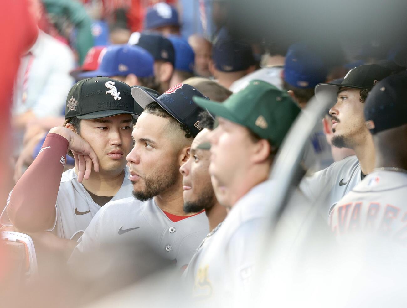 MLBオールスターゲーム　試合前、ベンチで待機する村上宗隆（左）らア・リーグの選手たち（撮影・河田真司）