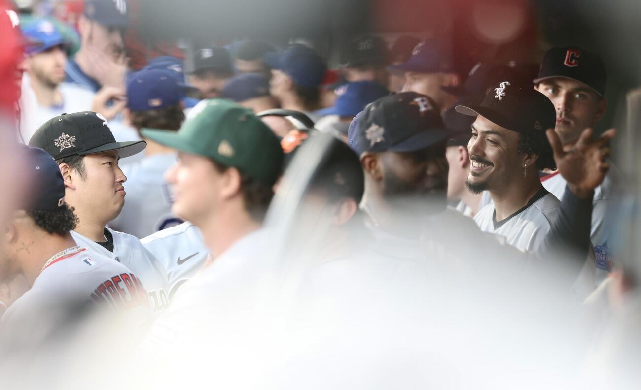 MLBオールスターゲーム　試合前、ベンチで待機する村上宗隆（左）らア・リーグの選手たち（撮影・河田真司）