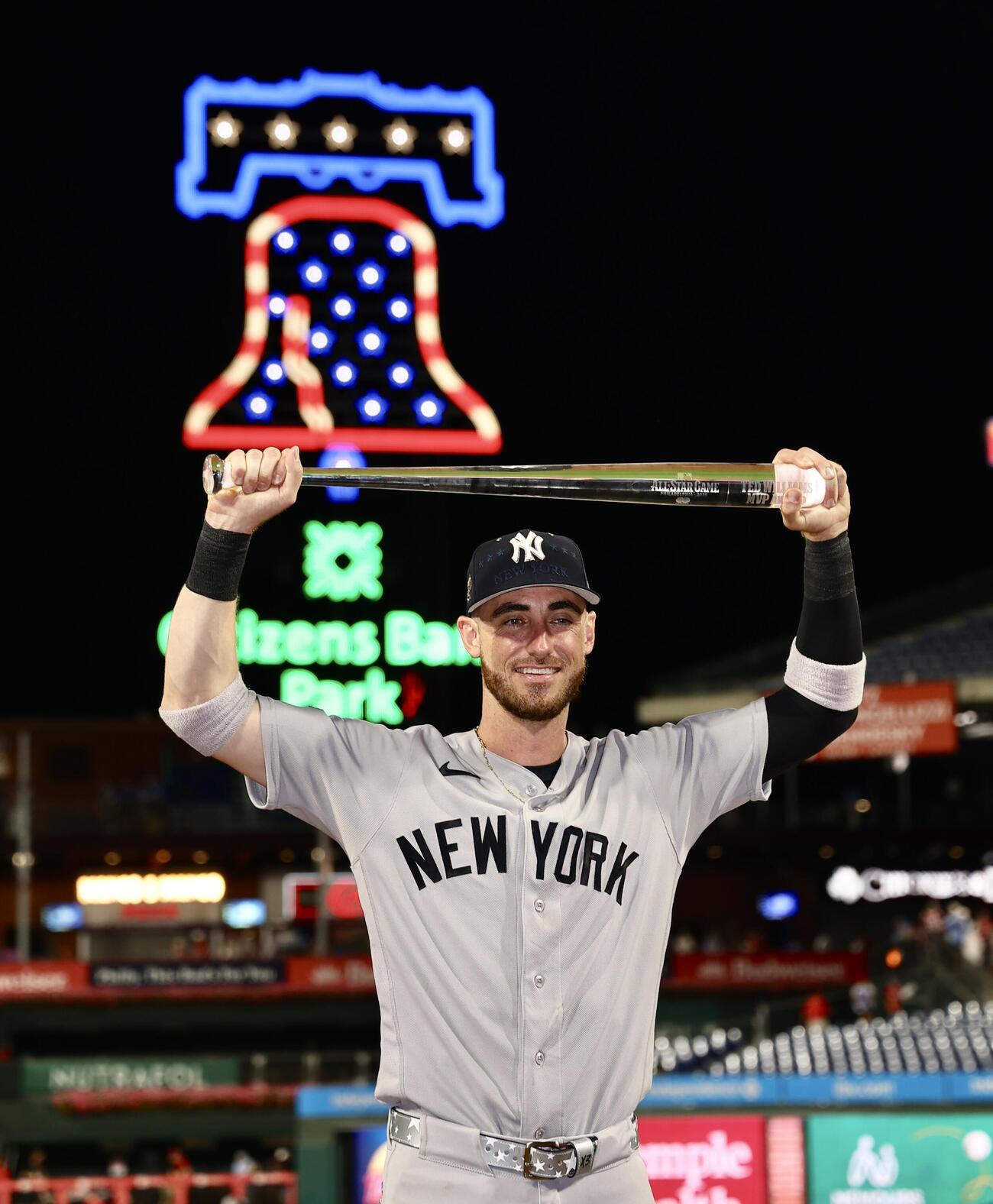 MLBオールスターゲーム　ナ・リーグ対ア・リーグ　試合後、写真に納まるMVPのコディ・ベリンジャー（撮影・河田真司）