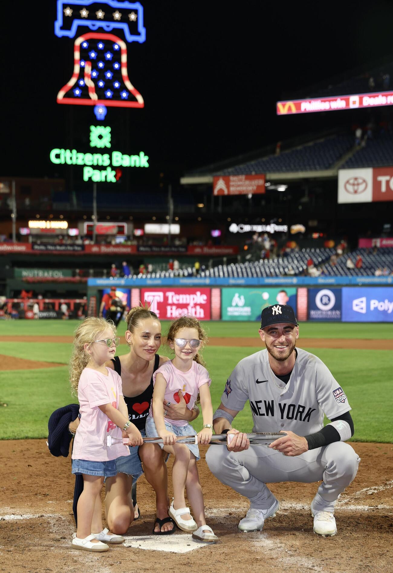 MLBオールスターゲーム　ナ・リーグ対ア・リーグ　試合後、家族と写真に納まるMVPのコディ・ベリンジャー（撮影・河田真司）