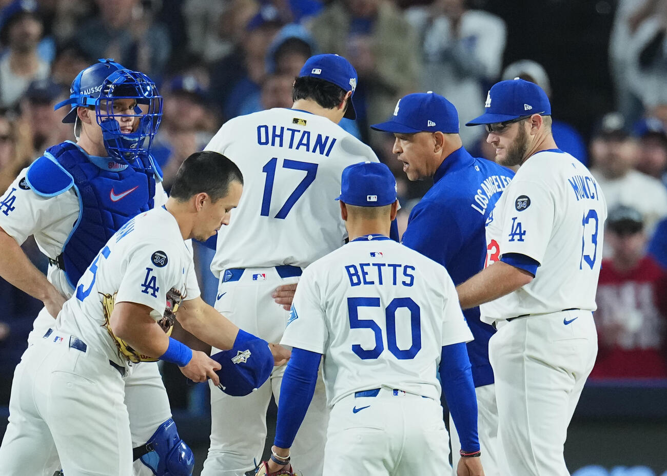 ドジャース対ブルワーズ　7回途中、ロバーツ監督（右から2人目）にボールを手渡し降板する大谷（2025年10月撮影）