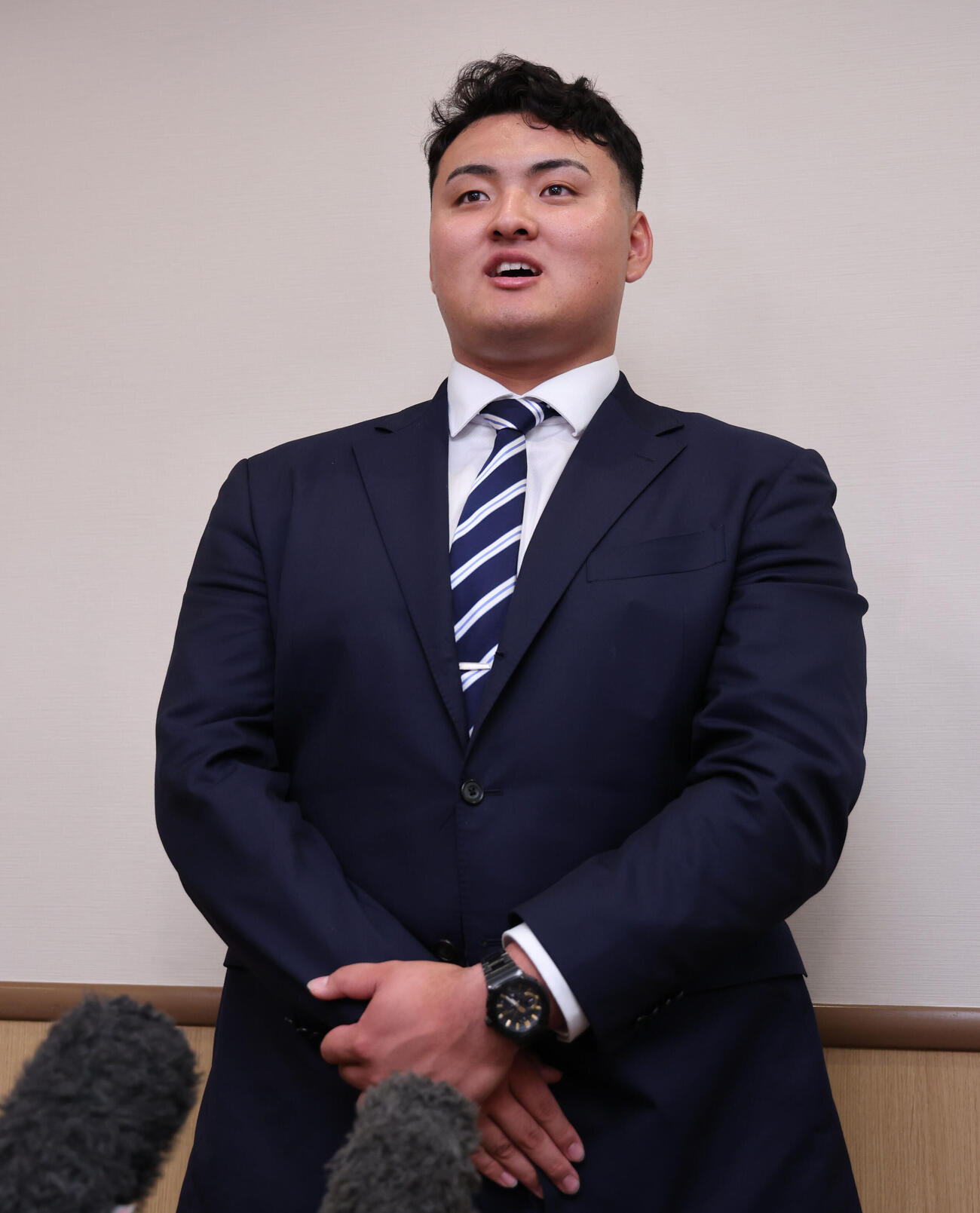 ソフトバンクとの面談と施設見学を終えて会見を行う米スタンフォード大の佐々木麟太郎（2026年7月1日）
