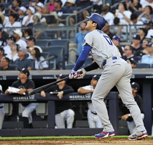 ヤンキース戦の3回、右飛に倒れたドジャース・大谷=ニューヨーク(共同)