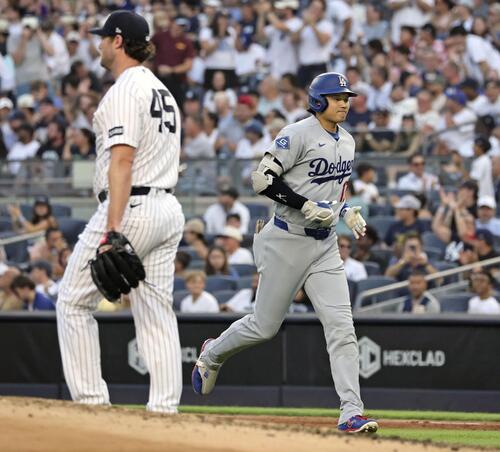 ヤンキース戦の3回、右飛に倒れたドジャース・大谷=ニューヨーク(共同)