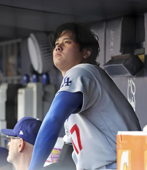 ヤンキース戦の3回、ベンチで試合を見るドジャース大谷(共同)
