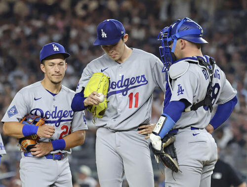 ヤンキース戦の6回途中、降板するドジャース佐々木(中央)(共同)