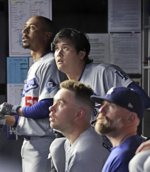ヤンキース戦の6回、左飛に倒れベンチに戻ったドジャース・大谷=ニューヨーク(共同)