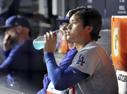 ヤンキース戦の6回、左飛に倒れベンチに戻ったドジャース・大谷=ニューヨーク(共同)