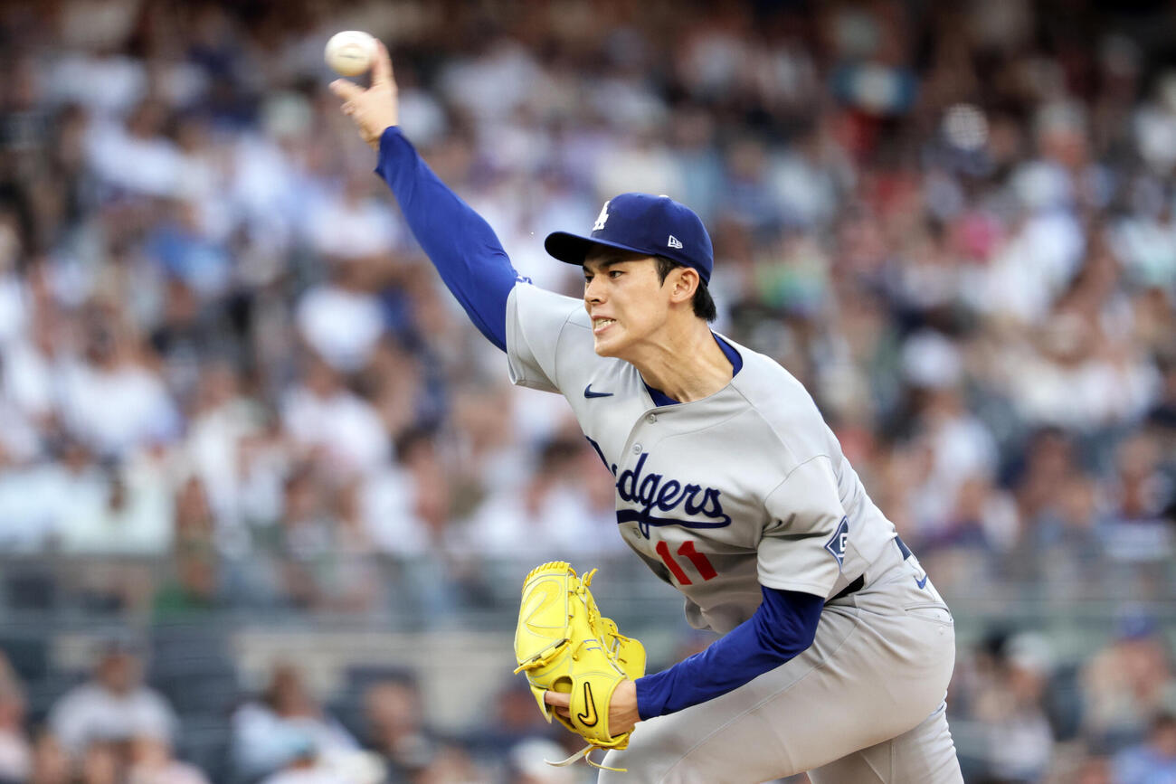 ヤンキース戦で力投するドジャース佐々木朗希(AP)