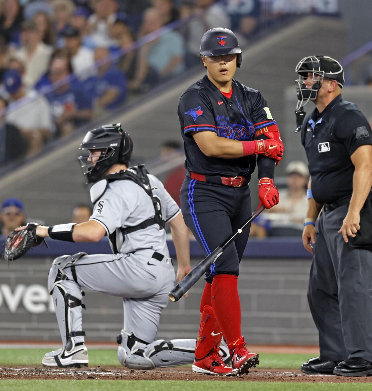 ホワイトソックス戦の3回、四球を選ぶブルージェイズ岡本（共同）