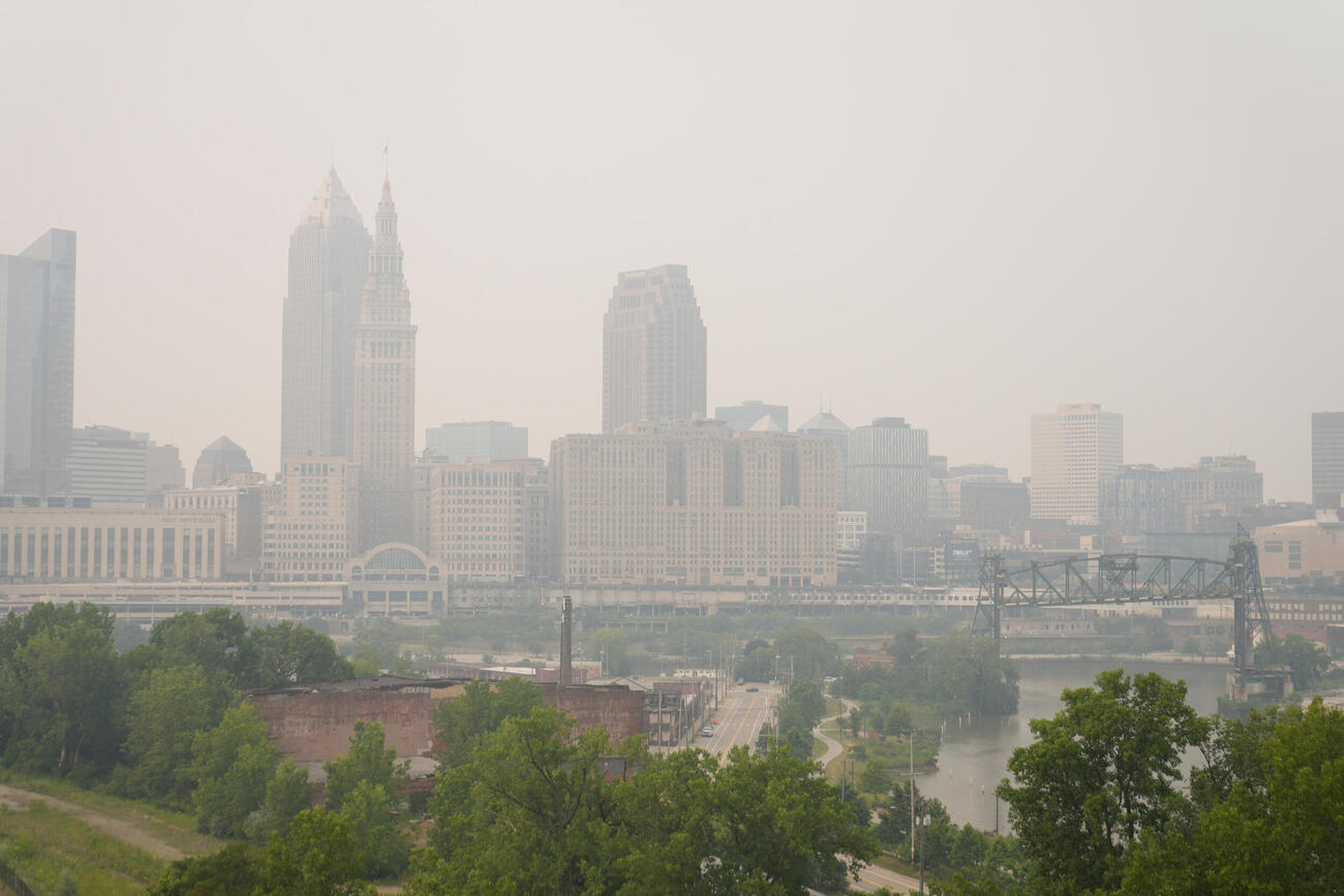 7月17日、カナダの山火事による煙がクリーブランドのダウンタウンを覆い尽くし、クリーブランドで行われる予定だったパイレーツ対ガーディアンズの野球試合が延期を余儀なくされた（AP）