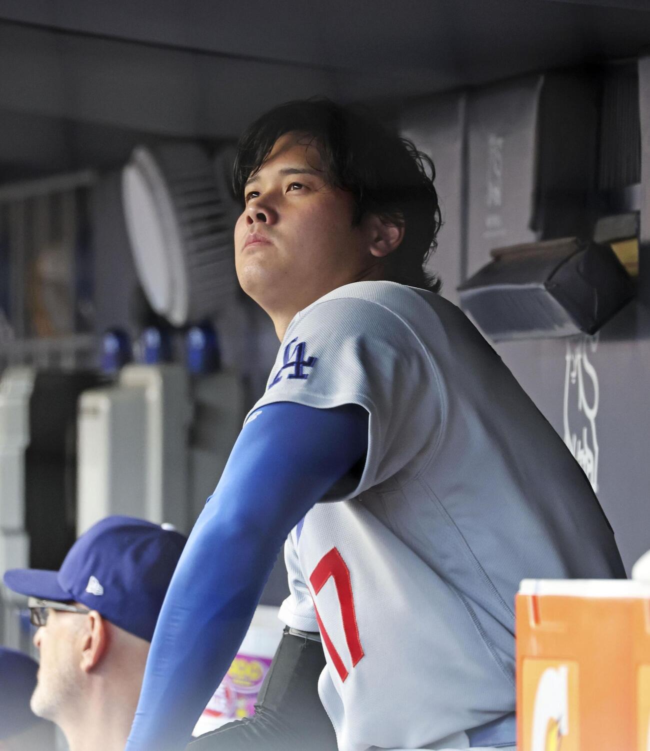 ヤンキース戦の3回、ベンチで試合を見るドジャース大谷（共同）