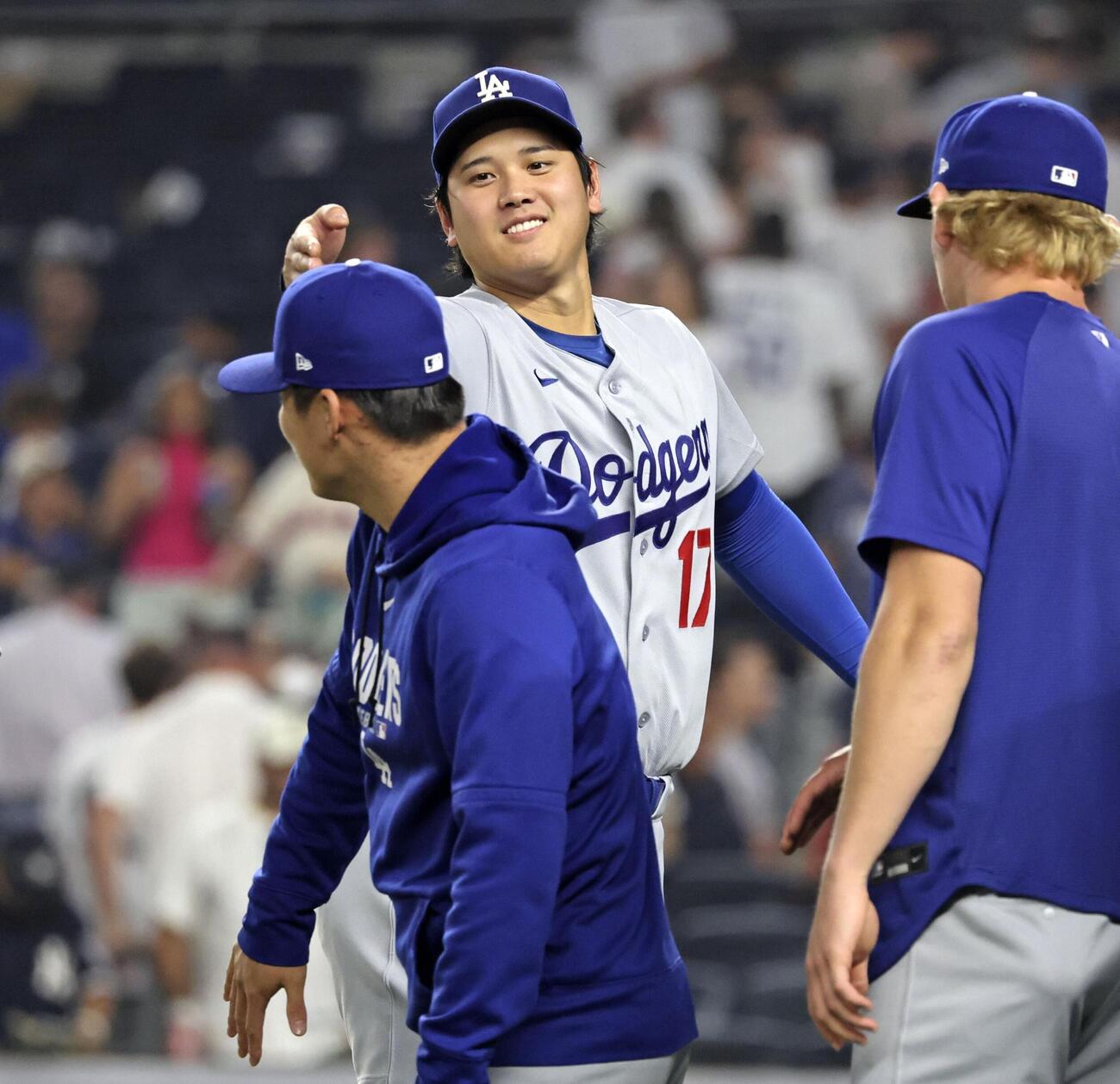 ヤンキースに勝利し山本（手前）とタッチするドジャース・大谷（共同）