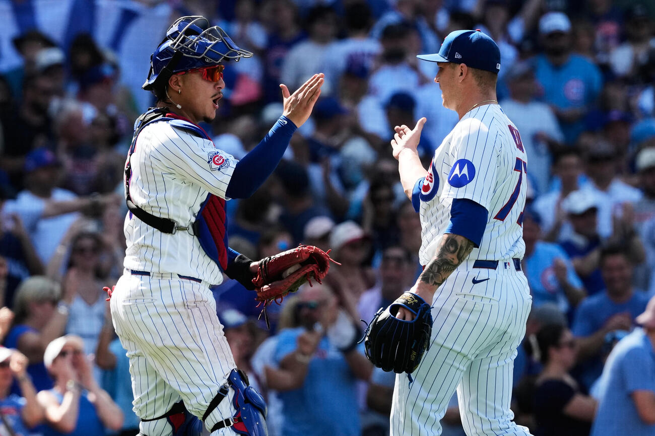 ツインズに勝利した後、喜びを分かち合うカブスのミゲル・アマヤ（左）とジェイコブ・ウェッブ（AP）
