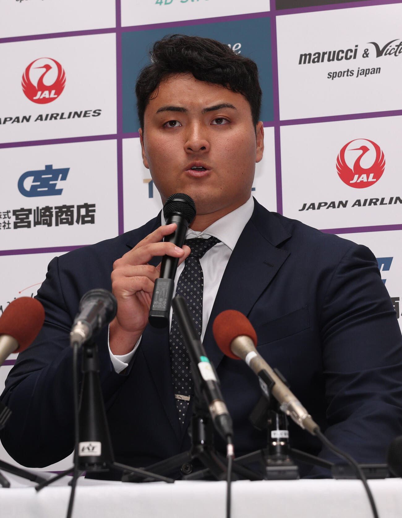 花巻でマーリンズ入りを表明する佐々木麟太郎（撮影・水谷安孝）