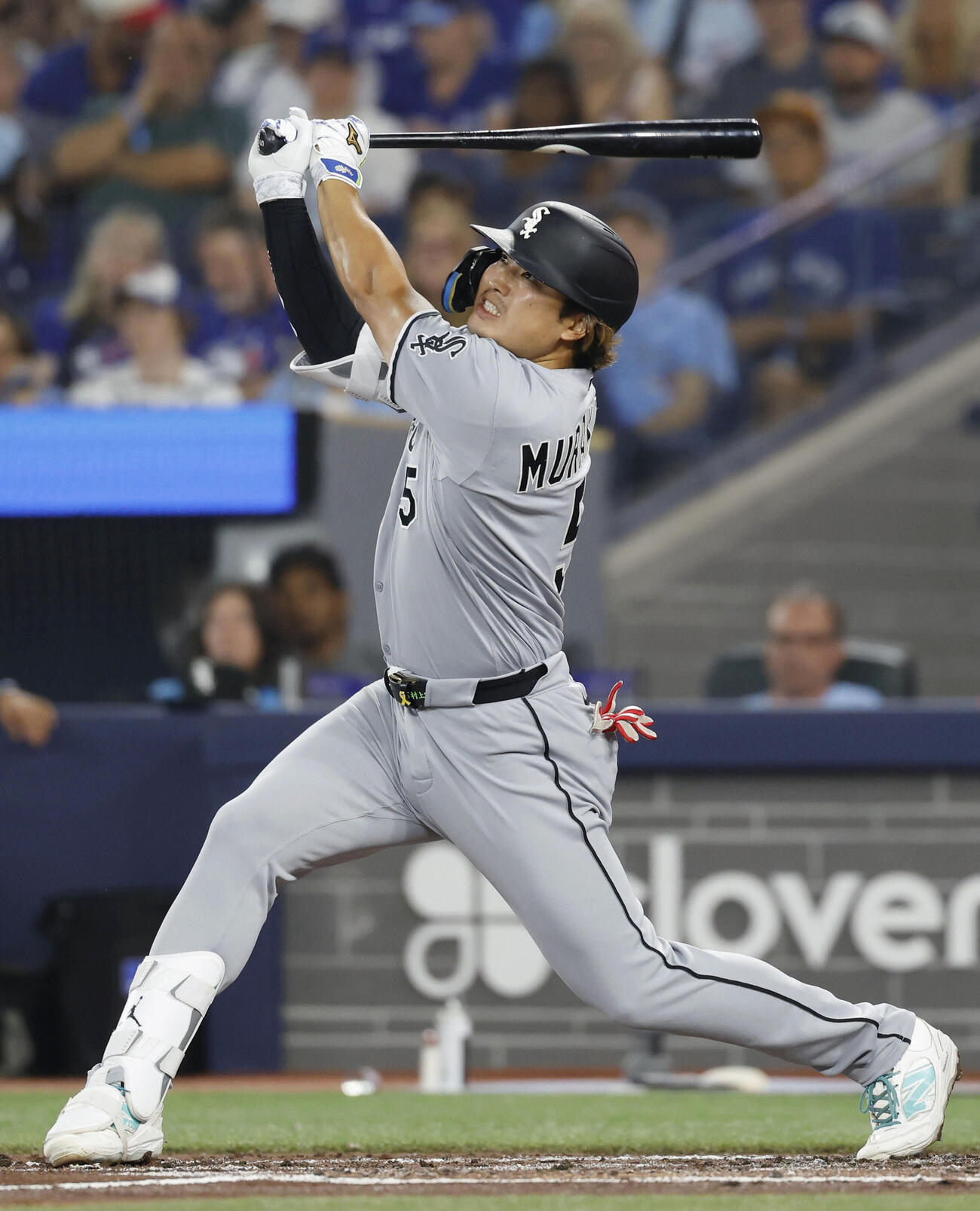 ブルージェイズ戦の4回、左翼へ二塁打を放つホワイトソックス・村上＝トロント（共同）