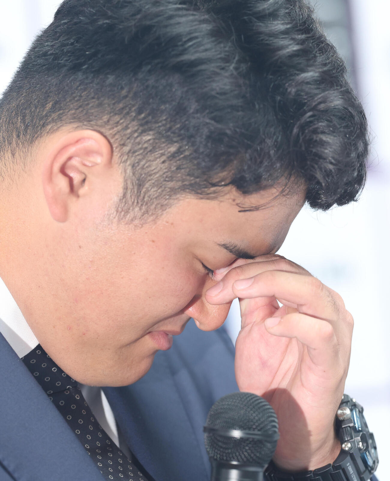 涙ながらにマーリンズ入りを表明する佐々木麟太郎（撮影・水谷安孝）