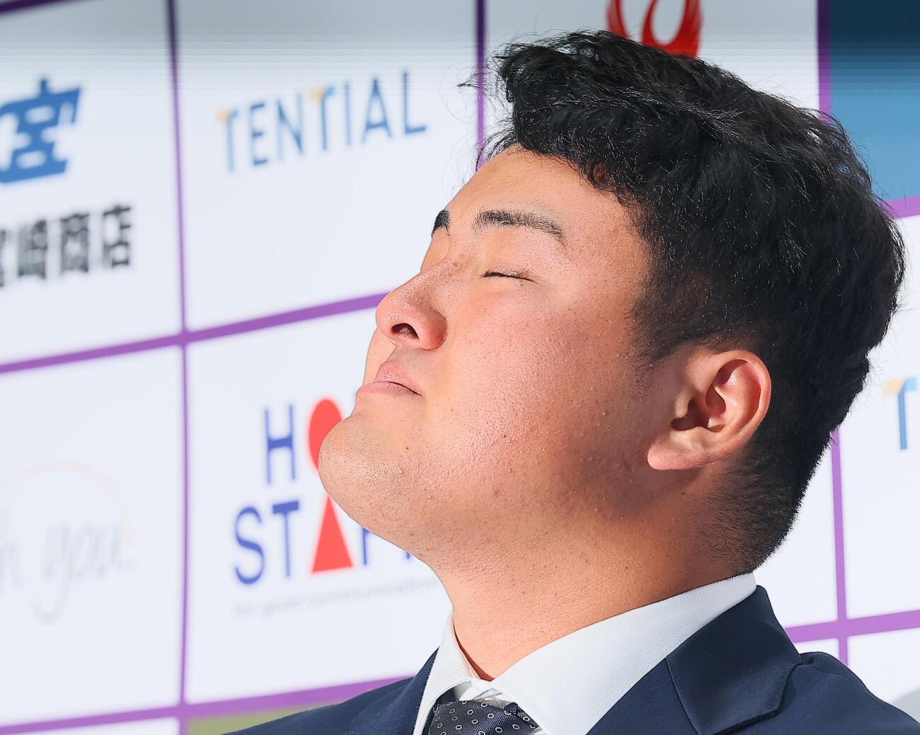 涙ながらにマーリンズ入りを表明する佐々木麟太郎（撮影・水谷安孝）
