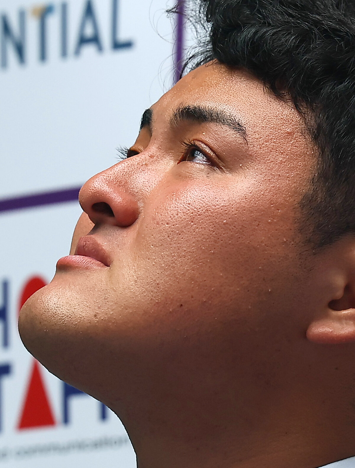 涙ながらにマーリンズ入りを表明する佐々木麟太郎（撮影・水谷安孝）