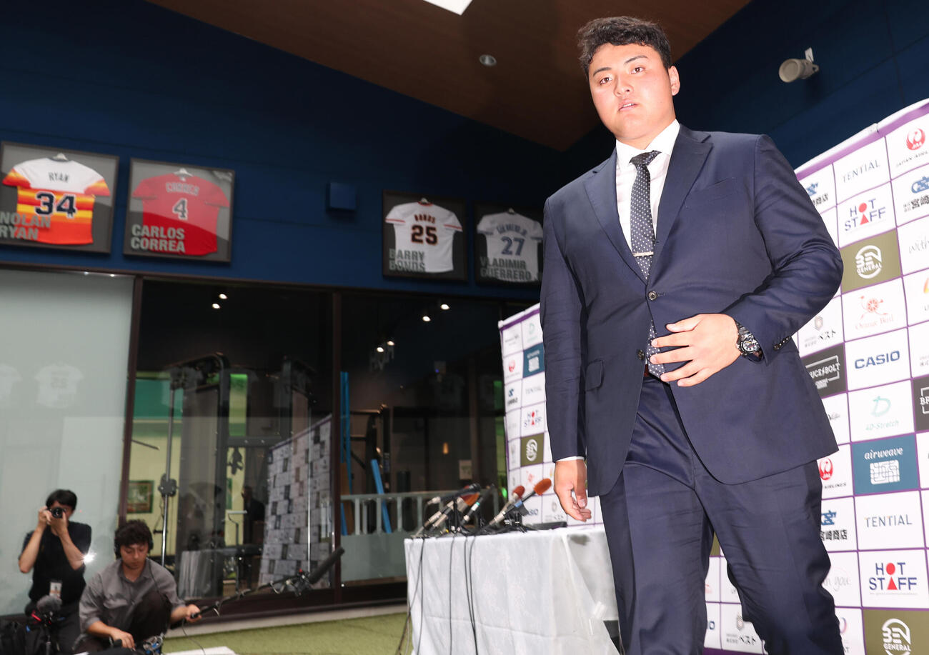 マーリンズ入り発表会見を終え引き揚げる佐々木麟太郎（撮影・水谷安孝）