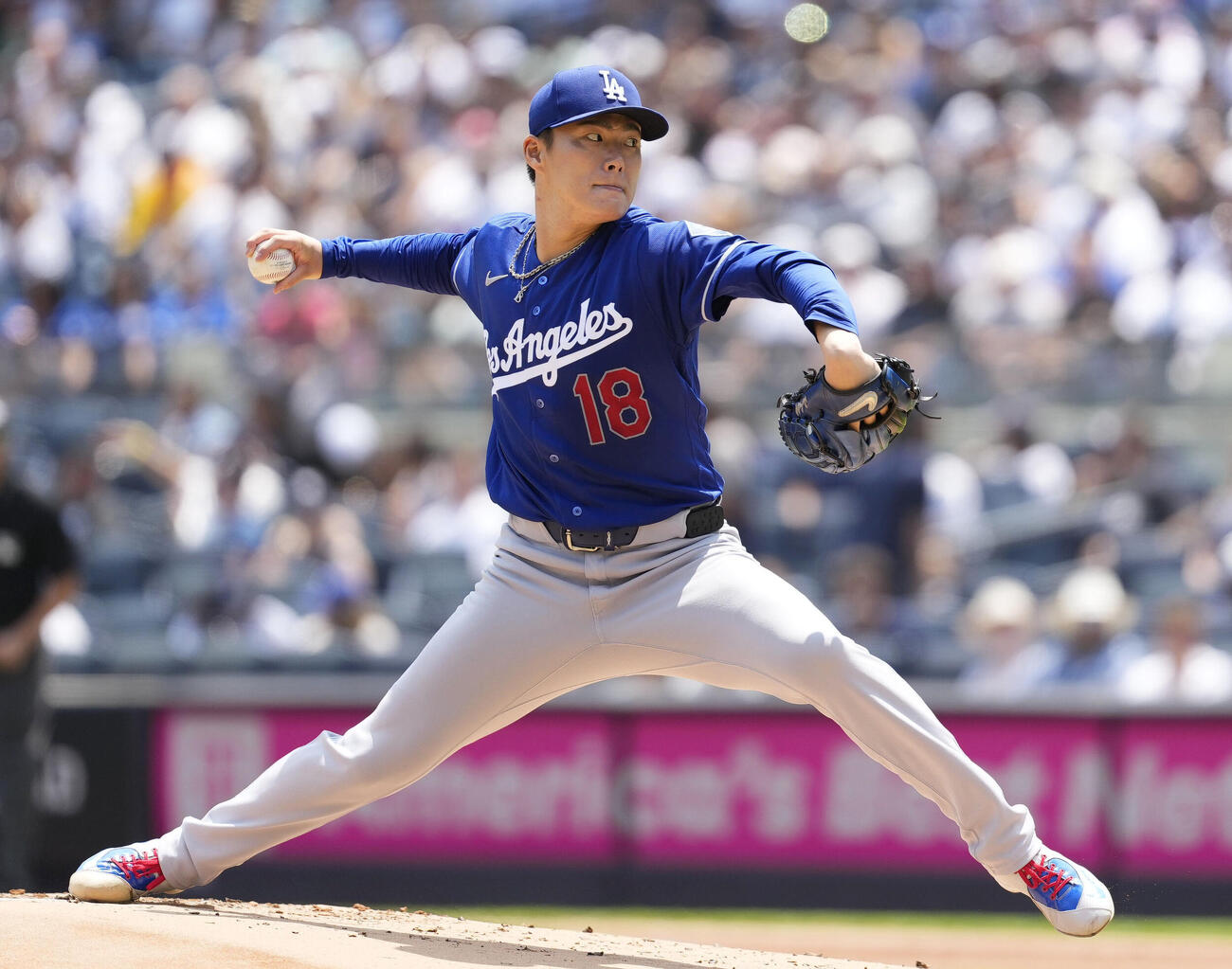 ヤンキースとのダブルヘッダー第1試合に先発し、4安打2失点の今季初完投で10勝目を挙げたドジャース・山本＝ニューヨーク（共同）