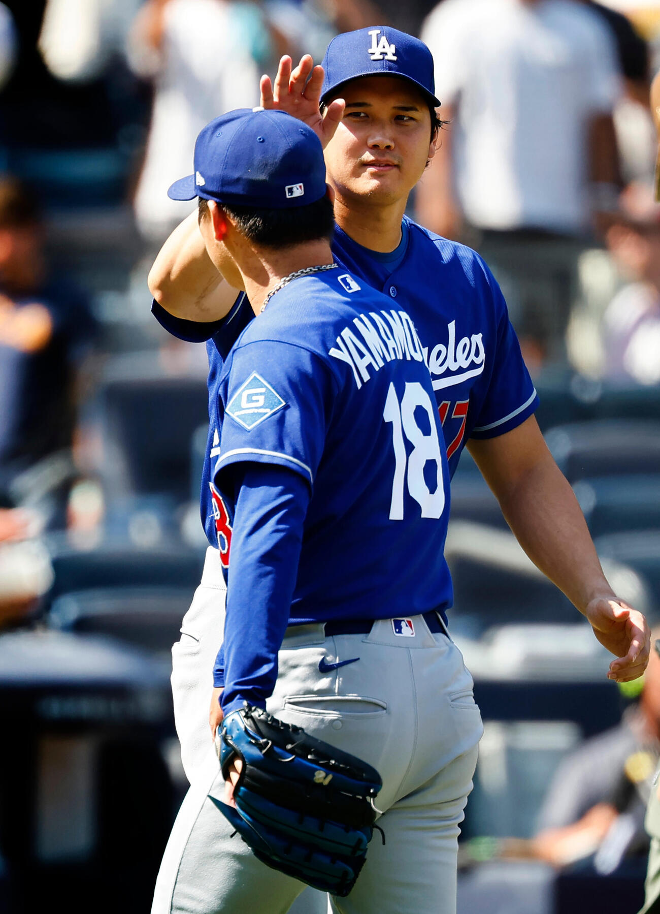 ヤンキース対ドジャース　完投し、大谷翔平とハイタッチをする山本由伸（AP）