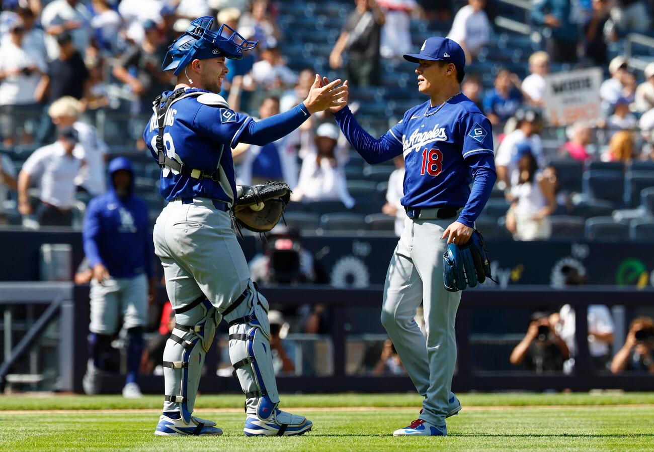 ヤンキース対ドジャース　完投し、捕手のラッシングと握手を交わす山本由伸（AP）